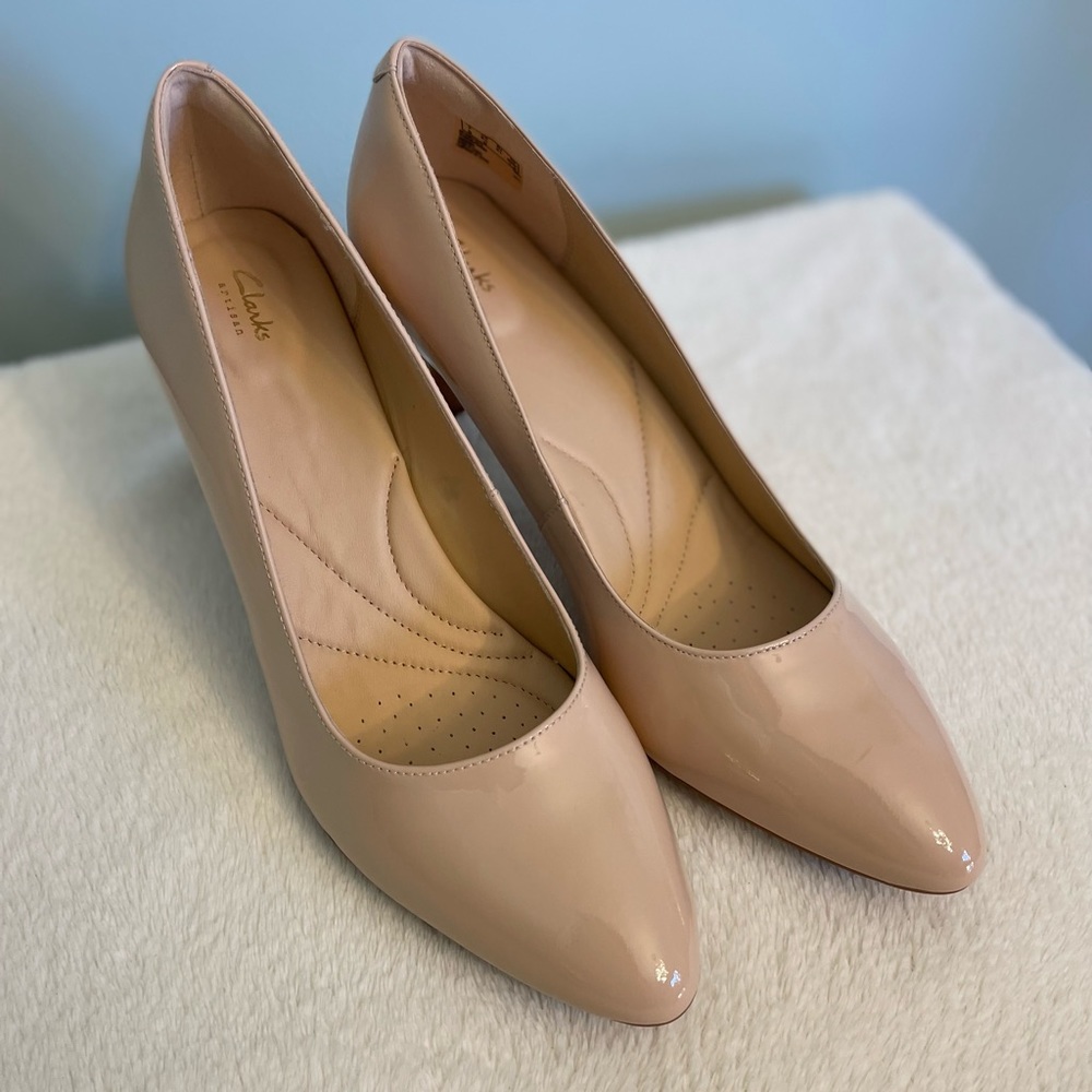 Clarks nude pumps